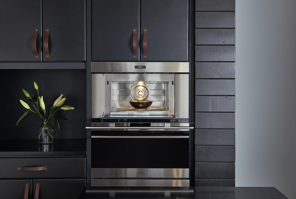 מקרוגל של חברת וולף מובנה במטבח כחול