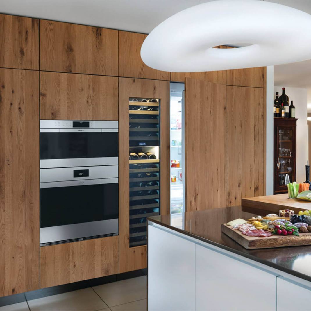 תנור וולף במטבח עץ מודרני