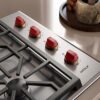 כיריים גז עם ידיות אדומות COOKTOPS WOLF